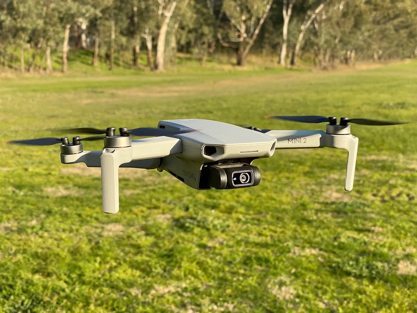 Hobby dron DJI Mini 2 za letu – ilustrační fotografie